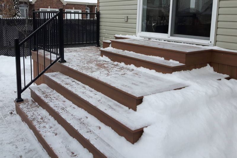 marches de balcon couvert de neige