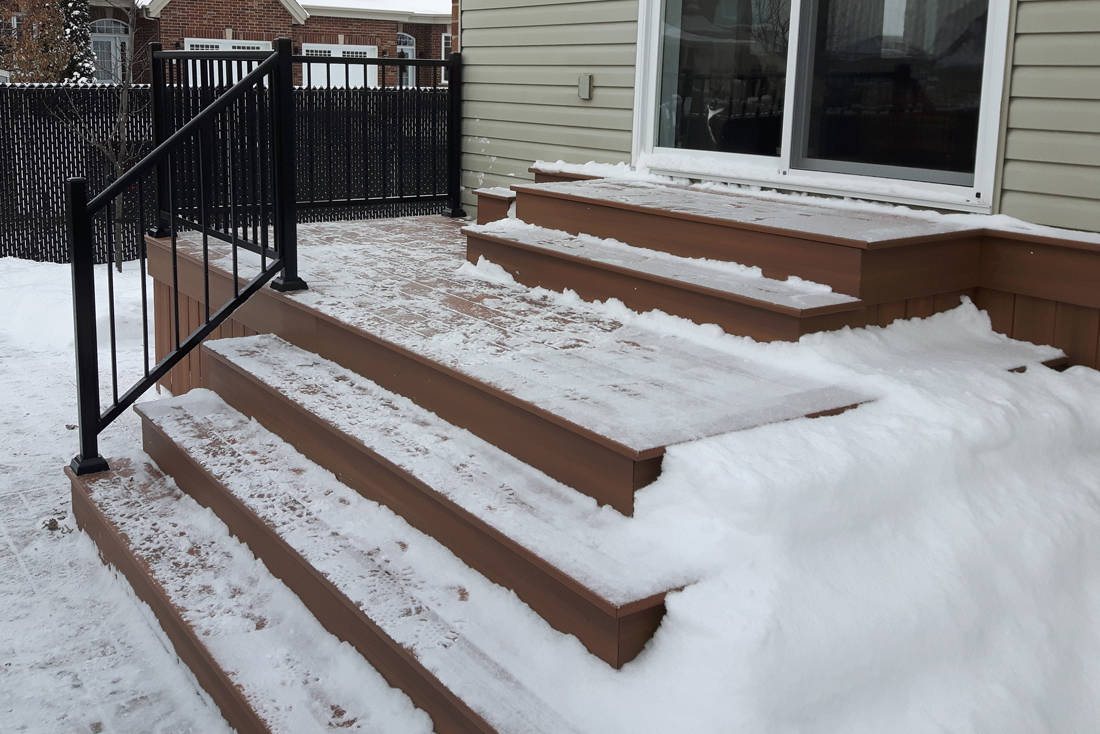 marches de balcon couvert de neige