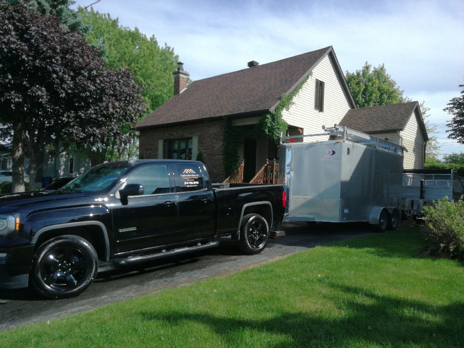 camion noir avec remorque 